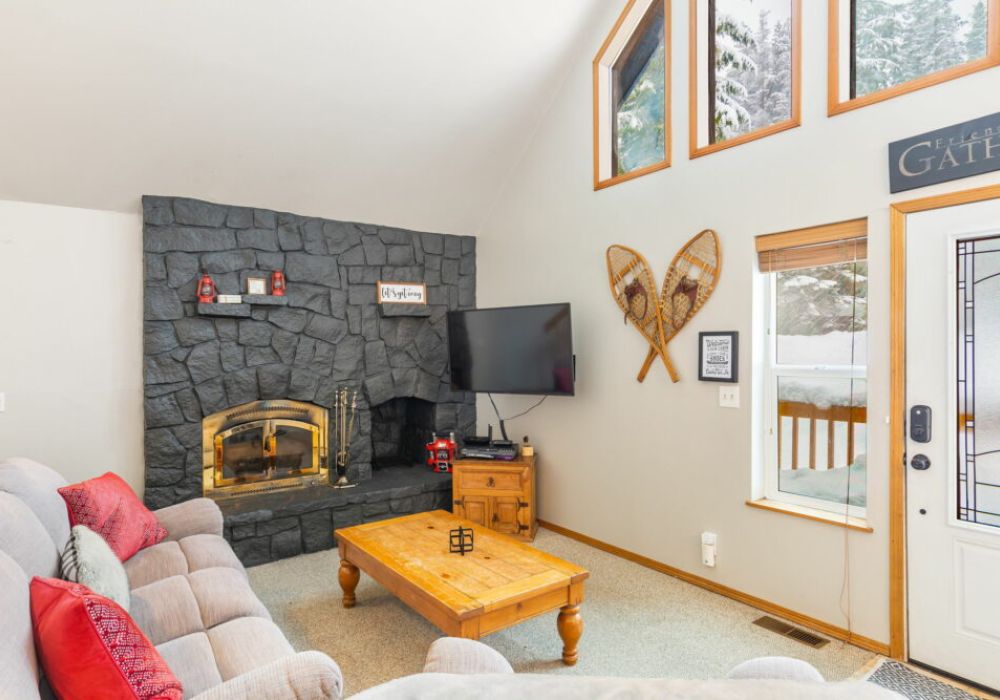 Cozy up by the fire in our charming 2 bedroom cabin, nestled in the heart of Snoqualmie Pass - the perfect retreat after a day on the slopes