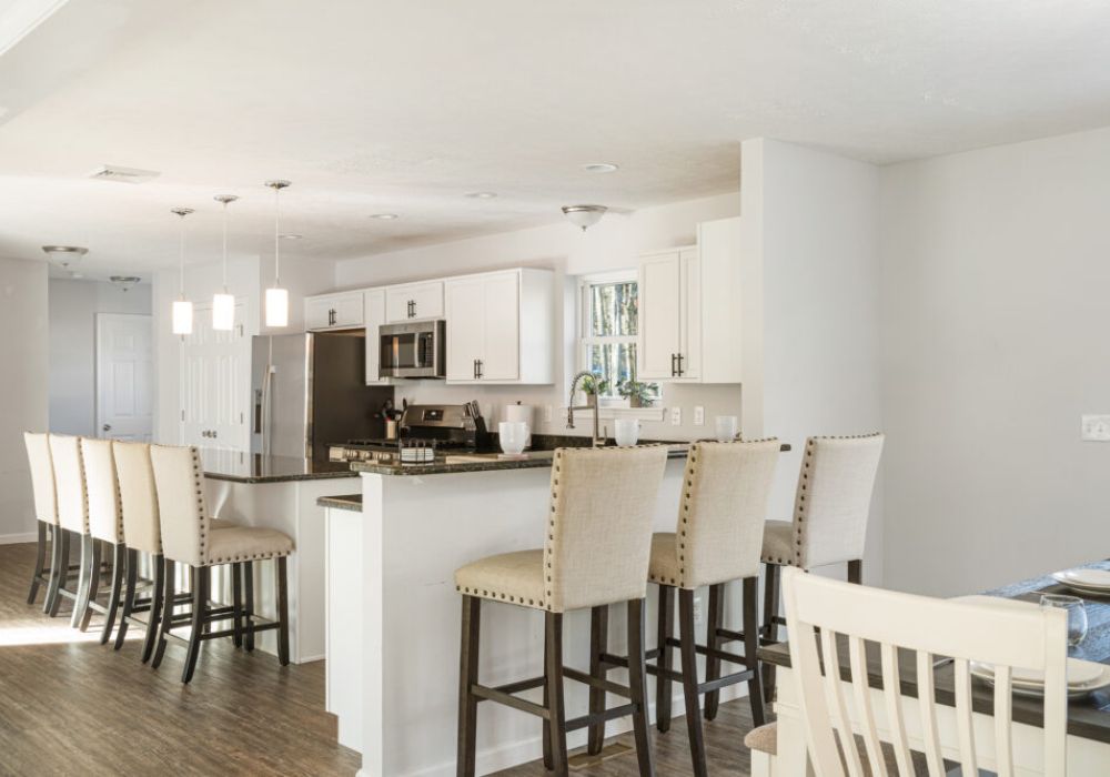 Fully equipped kitchen & tons of seating at the breakfast bar