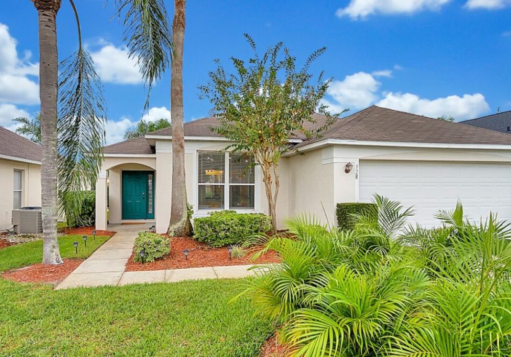 Welcome to our 4 bedroom Florida Oasis, with your own private pool and close to Walt Disney World!