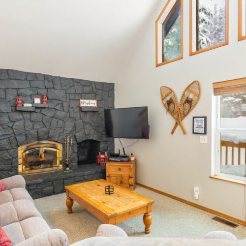 Cozy up by the fire in our charming 2 bedroom cabin, nestled in the heart of Snoqualmie Pass - the perfect retreat after a day on the slopes